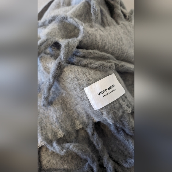 Oversized Blanket Grey Scarf - Picture 6 of 7